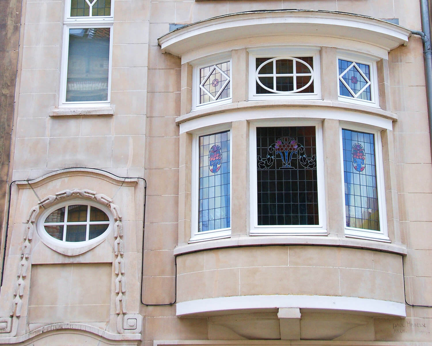 Une façade harmonisé avec des châssis respectants les normes urbanistiques en vigeures.